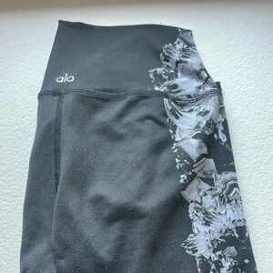 LAST CHANCE  ALO Yoga Black and Gray Patterned Leggings